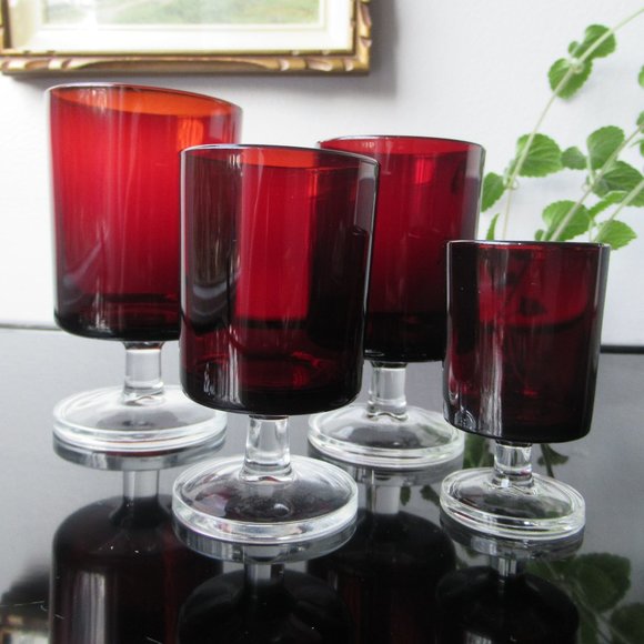 4 Red Ruby Wine Glasses by Luminarc, France - Picture 3 of 12